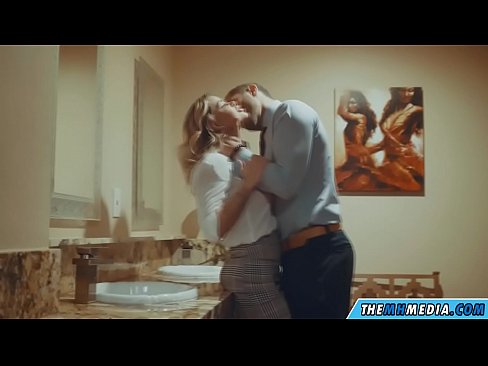 ❤️ Wakati blonde mwenye busty anakutongoza kwenye choo cha umma kwa sw.kassa-standupbar.ru ️❤